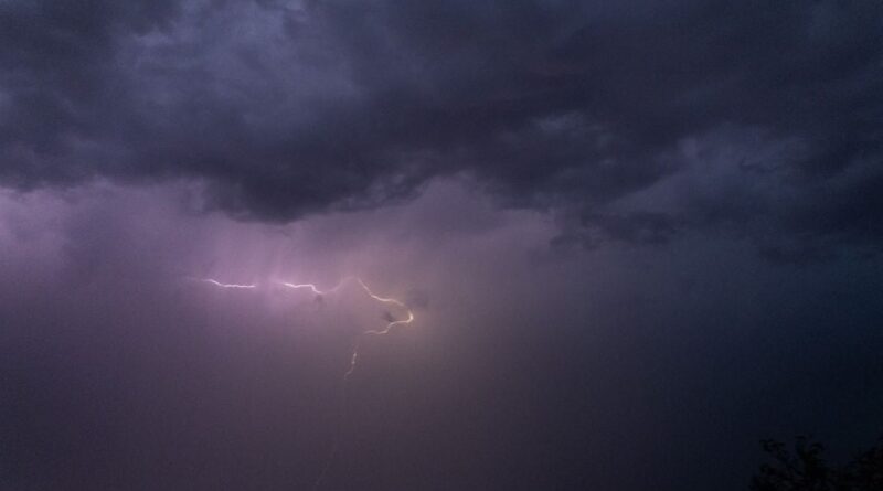 Orages et intempéries : 18 départements en alerte orange, grêle et vents violents.