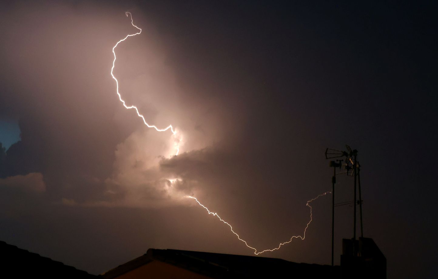 Orages : Vigilance orange en Corse, Var et Alpes-Maritimes, vols annulés