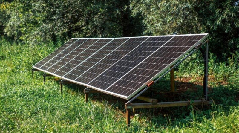 Panneaux solaires en feu : il sauve sa maison avant les pompiers