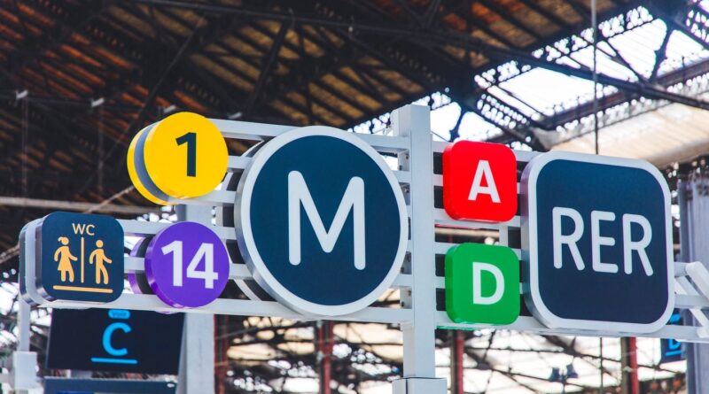 Paris : Panne, travaux et manque d'infos, la galère du RER et du métro cet été ? Racontez-nous.