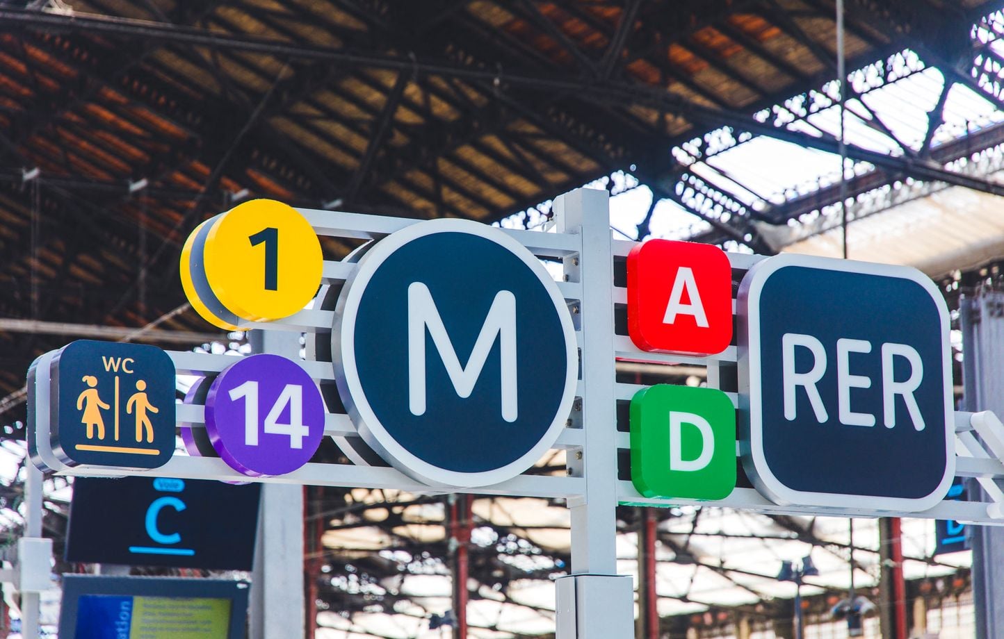 Paris : Panne, travaux et manque d'infos, la galère du RER et du métro cet été ? Racontez-nous.