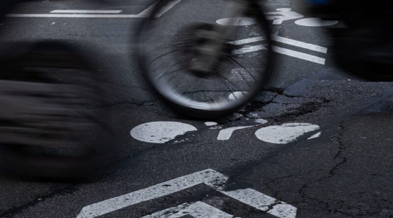Paris : Un cycliste poignardé au cou suite à une altercation avec un automobiliste