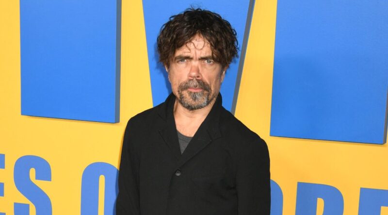 Peter Dinklage incarne un improbable Père Noël avec Jennifer Aniston