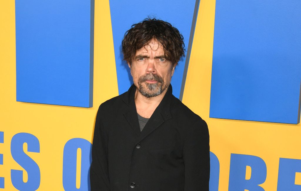Peter Dinklage incarne un improbable Père Noël avec Jennifer Aniston
