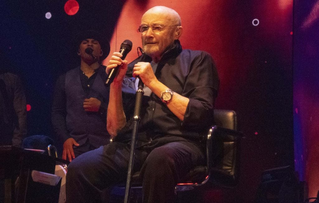 Phil Collins révèle sa quasi-mort en 2024 due à l'alcoolisme
