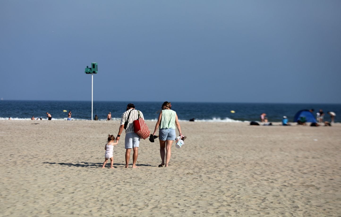 Pression humaine sur les océans : baignade menacée par bactéries et algues ?