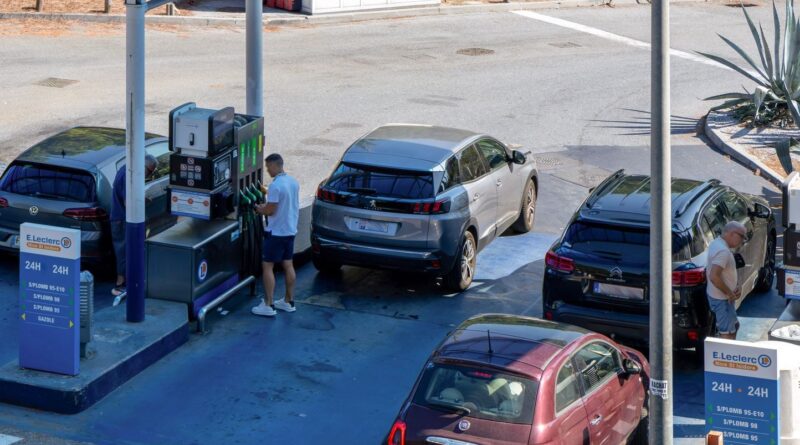 Prix des carburants : la porte-parole assure que les aides ne seront pas suspendues.