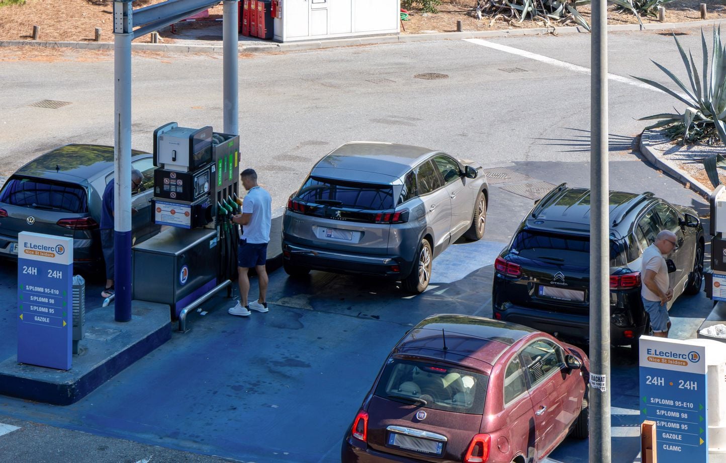 Prix des carburants : la porte-parole assure que les aides ne seront pas suspendues.