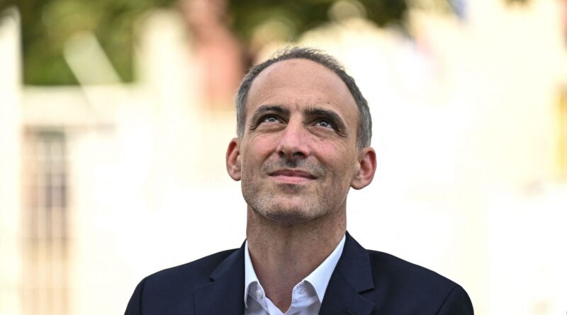 Raphaël Glucksmann se déclare candidat à la présidentielle et à la primaire sociale-démocrate.