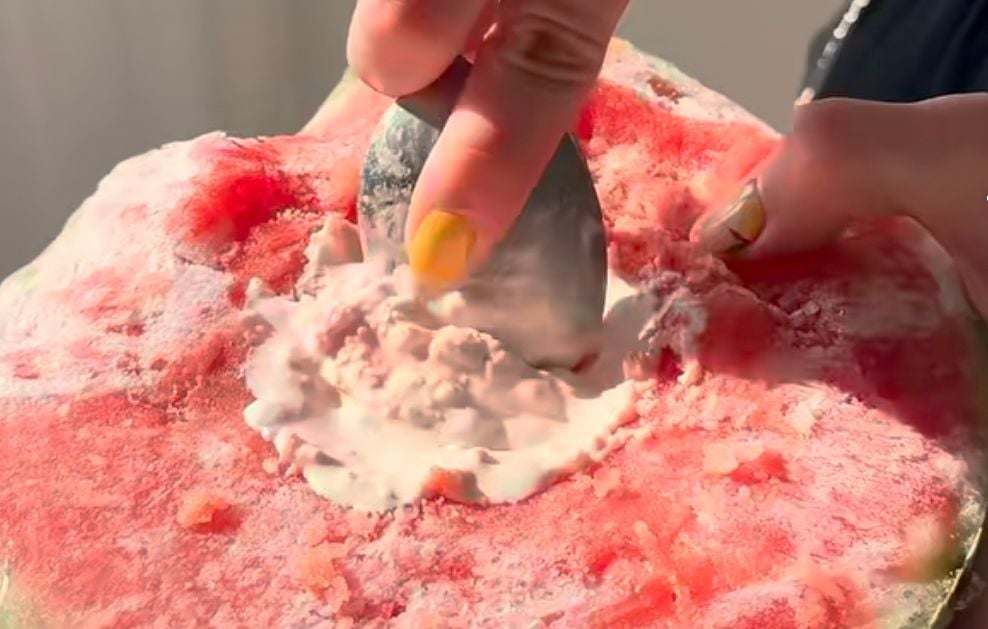 Recette de glace à deux ingrédients qui buzze sur TikTok, mais fait mal aux bras.
