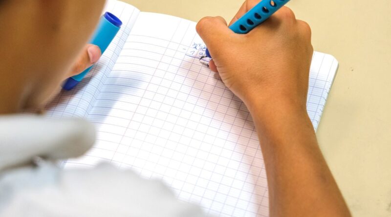 Rentrée scolaire : Pourquoi demande-t-on encore aux élèves d'acheter un stylo à plume ?