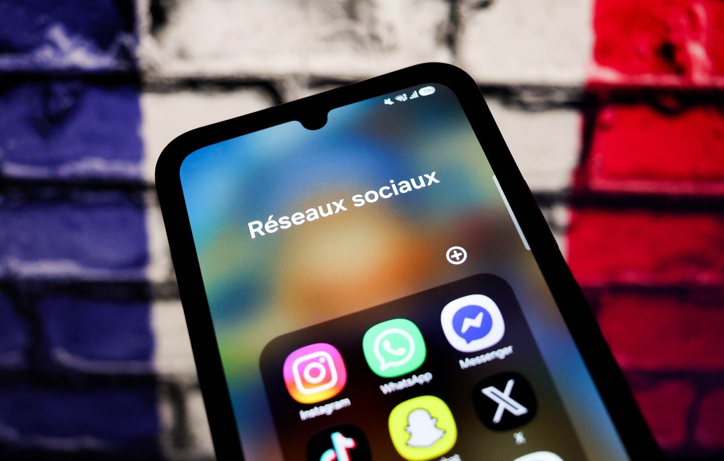 Réseaux sociaux : l'interdiction aux moins de 15 ans demeure, selon Laure Miller