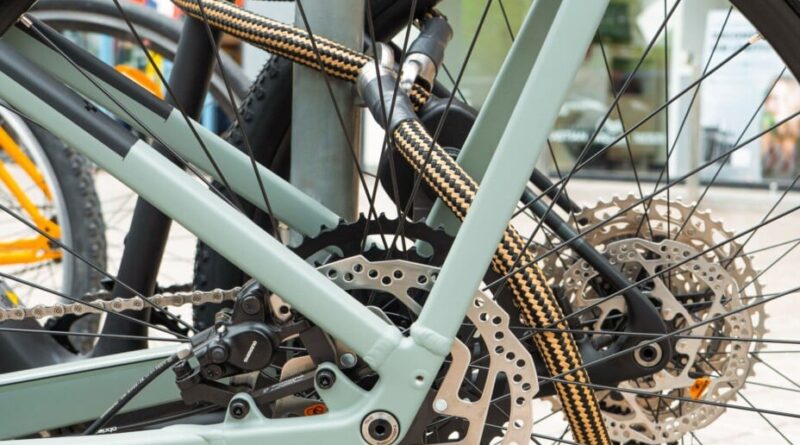 Roue, cadre et selle : un antivol vélo 3-en-1 très rassurant