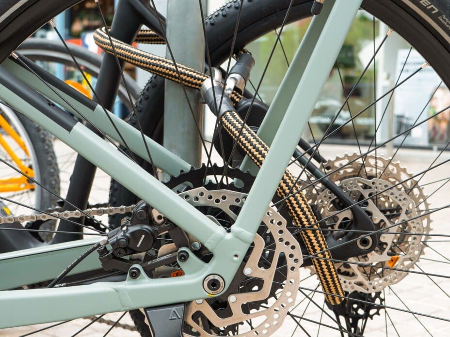 Roue, cadre et selle : un antivol vélo 3-en-1 très rassurant