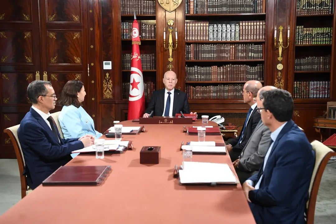 Saïed dénonce des « actes prémédités » derrière les coupures d’eau et d’électricité.