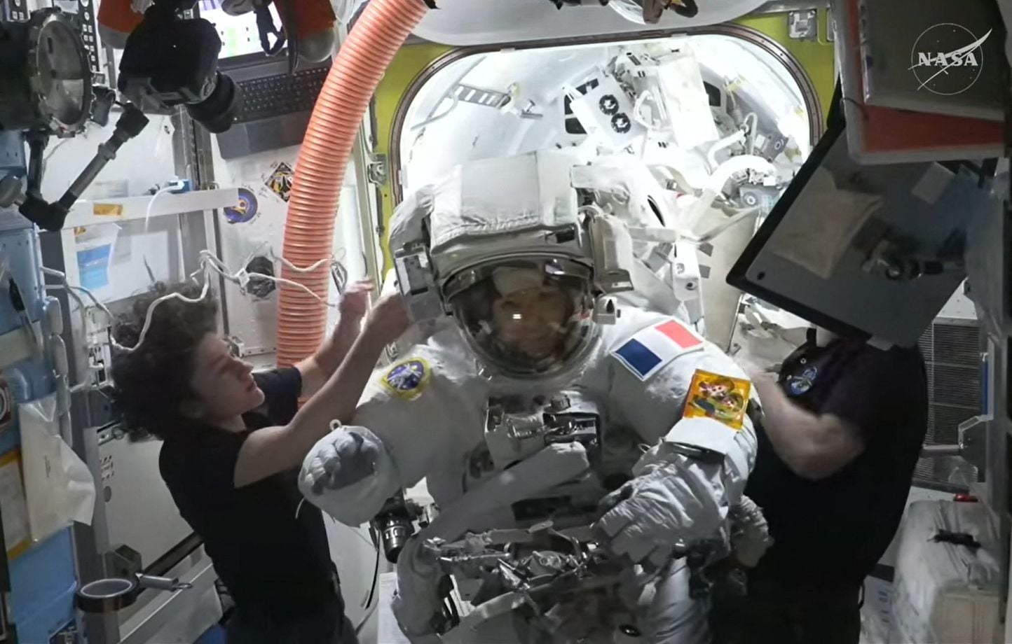Sophie Adenot, première astronaute française, déclare : « Je me sens très bien » après sa sortie dans l’espace.