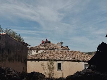 Tornade dans l’Aude : les habitants de Pomas se soutiennent dans les ruines