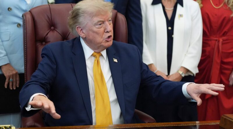 Trump dénonce les bénéfices records des compagnies pétrolières aux États-Unis et exige une baisse des prix.