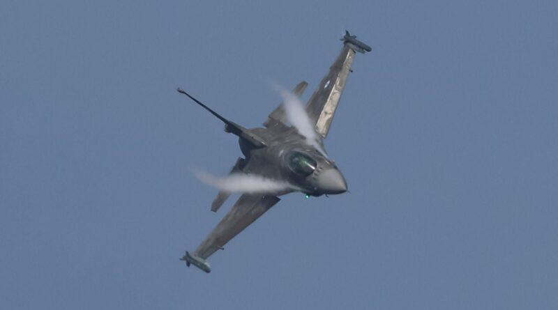 Un avion de chasse roumain abat un drone en mer Noire, Russie en cause.