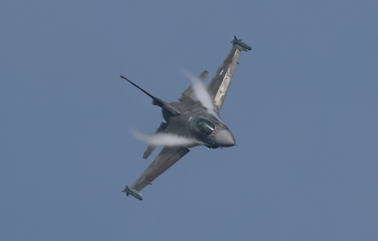 Un avion de chasse roumain abat un drone en mer Noire, Russie en cause.