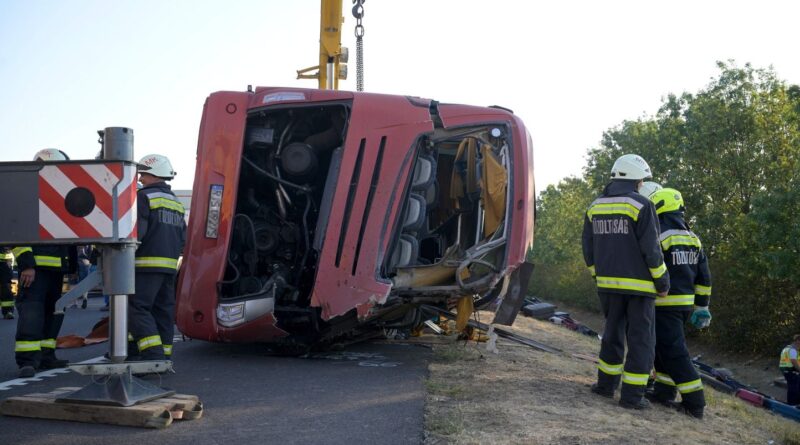 Un bus renversé en Hongrie : 12 morts et au moins 10 blessés graves, selon Péter Magyar.