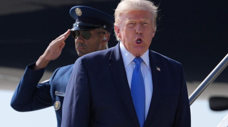 Un homme arrêté sur un golf de Trump avec un chargeur de 16 cartouches