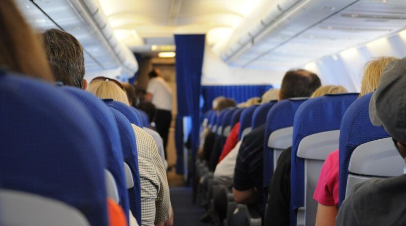 Un homme tente d'ouvrir l'issue de secours en vol, intervention des passagers.
