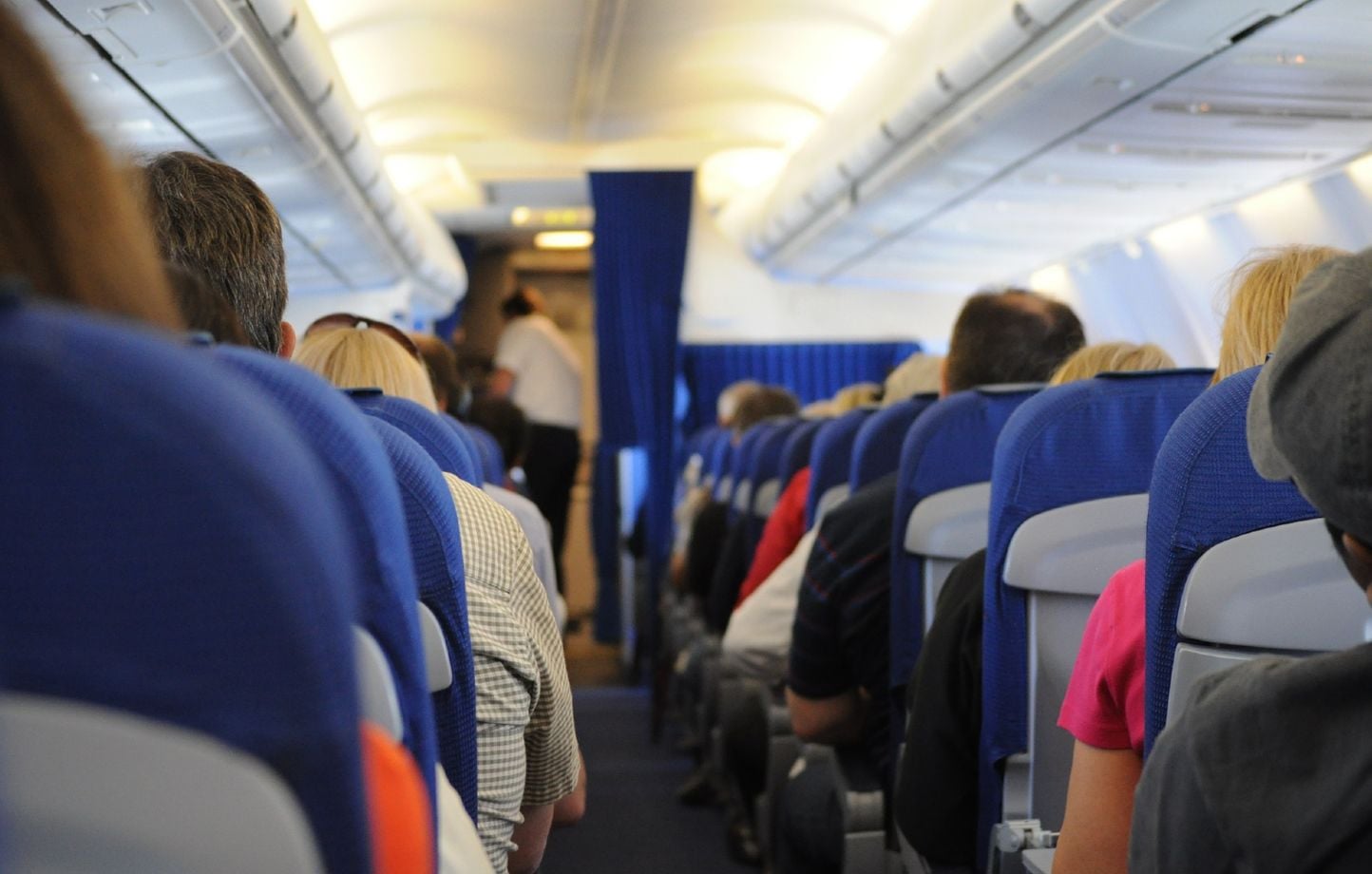 Un homme tente d'ouvrir l'issue de secours en vol, intervention des passagers.