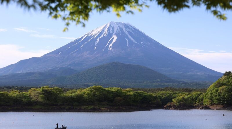Un Japonais laisse son fils de 7 ans seul des heures sur le Mont Fuji.