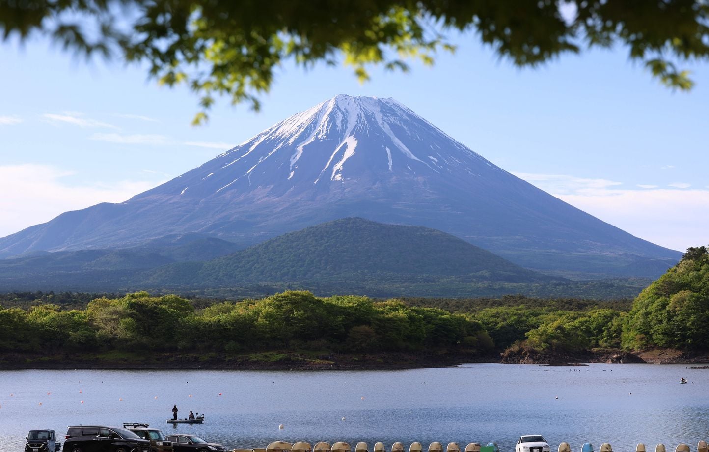 Un Japonais laisse son fils de 7 ans seul des heures sur le Mont Fuji.