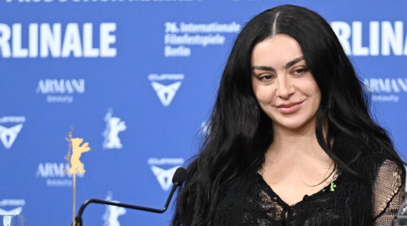 Un portrait de Charli XCX intègre les collections d'un musée londonien.