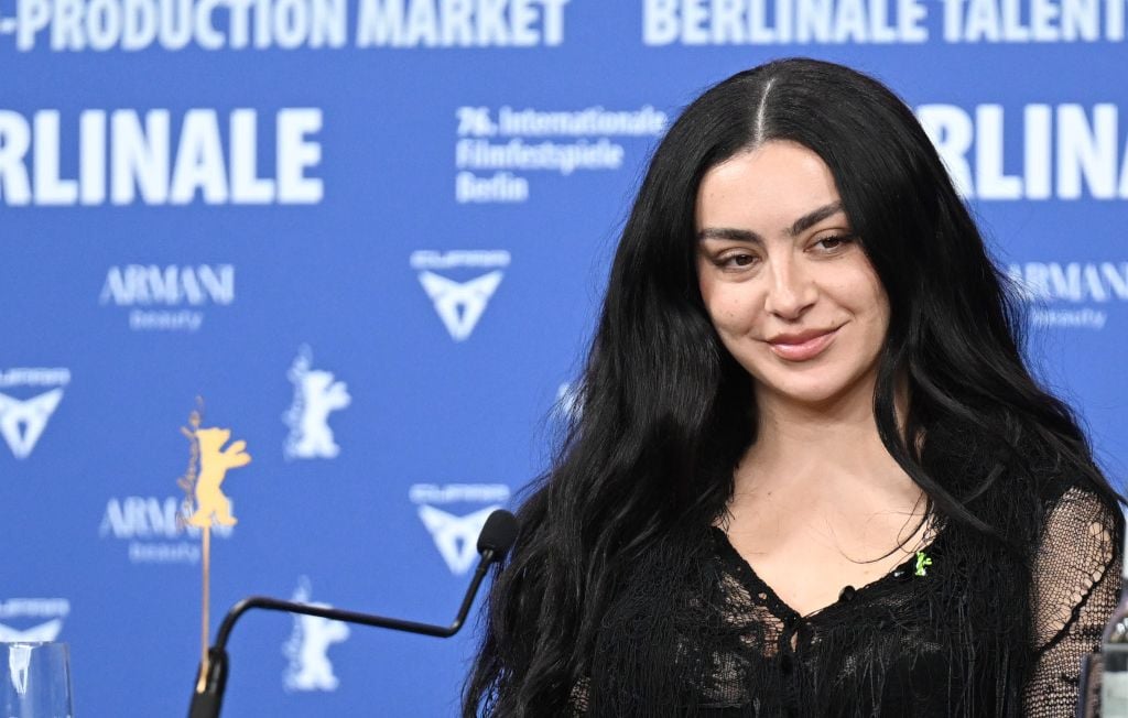 Un portrait de Charli XCX intègre les collections d'un musée londonien.