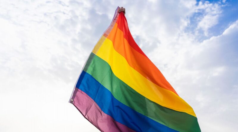 Un président d'association LGBT+ en France grièvement blessé à Paris après agression homophobe