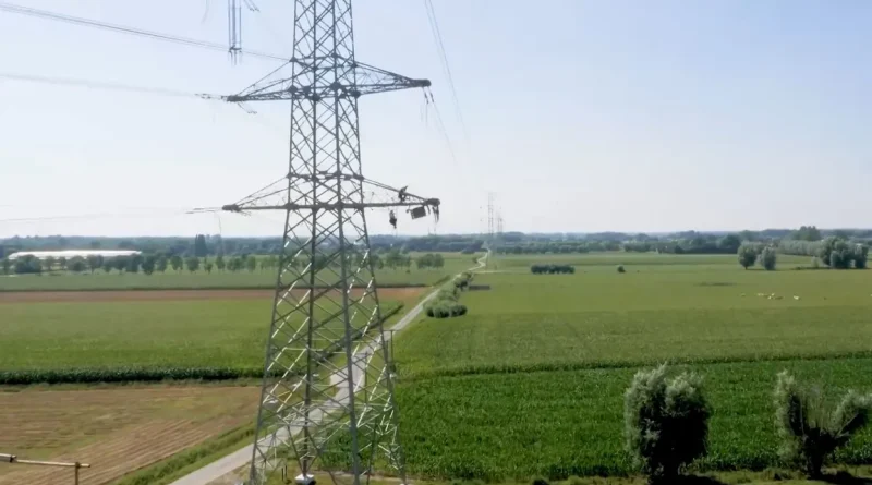 Une chaîne humaine s'oppose à la Boucle du Hainaut à Ecaussinnes