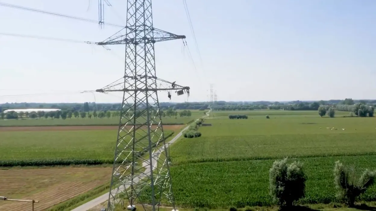Une chaîne humaine s'oppose à la Boucle du Hainaut à Ecaussinnes