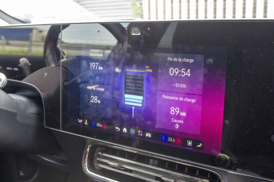 Une Mercedes CLA électrique se recharge sur un Superchargeur Tesla : des choix discutables.