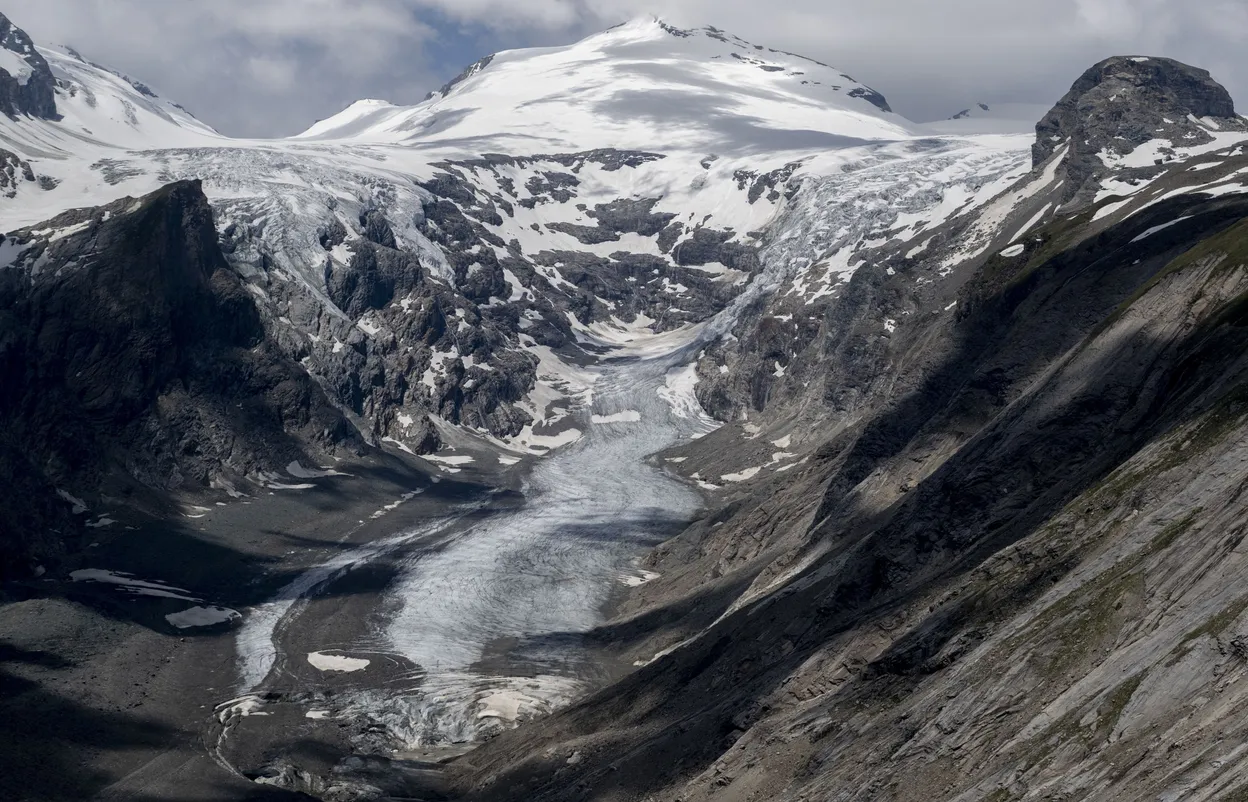 "Urgence accrue : le plus grand glacier d’Autriche risque de se diviser"