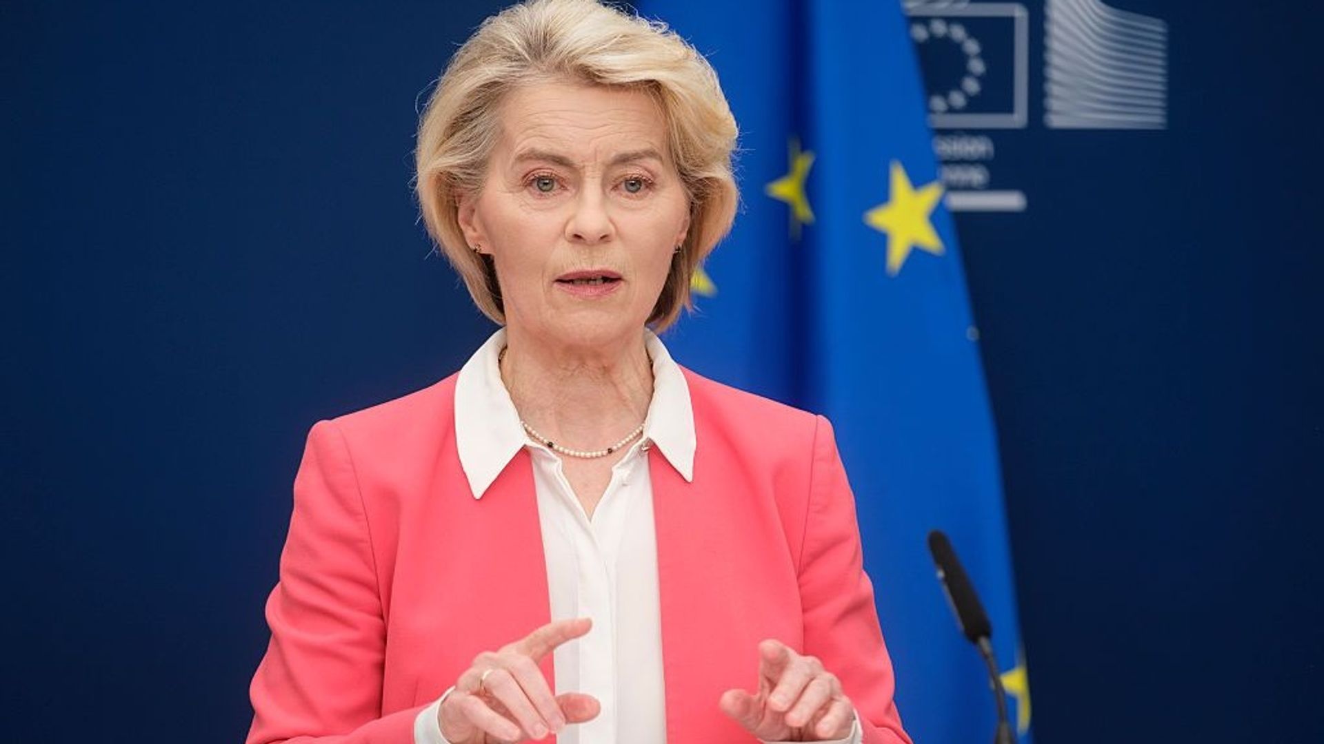 Ursula von der Leyen dénonce les "atrocités" en Ukraine, l'UE renforce son soutien.