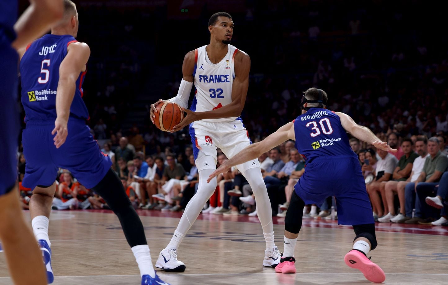 Wemby s'affirme pour son retour, mais les Bleus perdent contre Jokic et la Serbie.