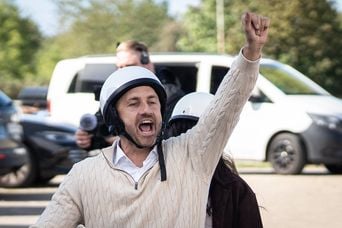 Allemagne : Le vieux scooter bleu Simson du leader de l'AfD Ulrich Siegmund.