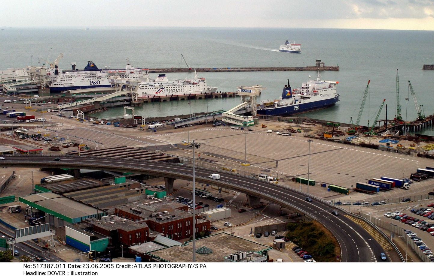 Angleterre : Manifestants anti-migrants bloquent le port de Douvres temporairement