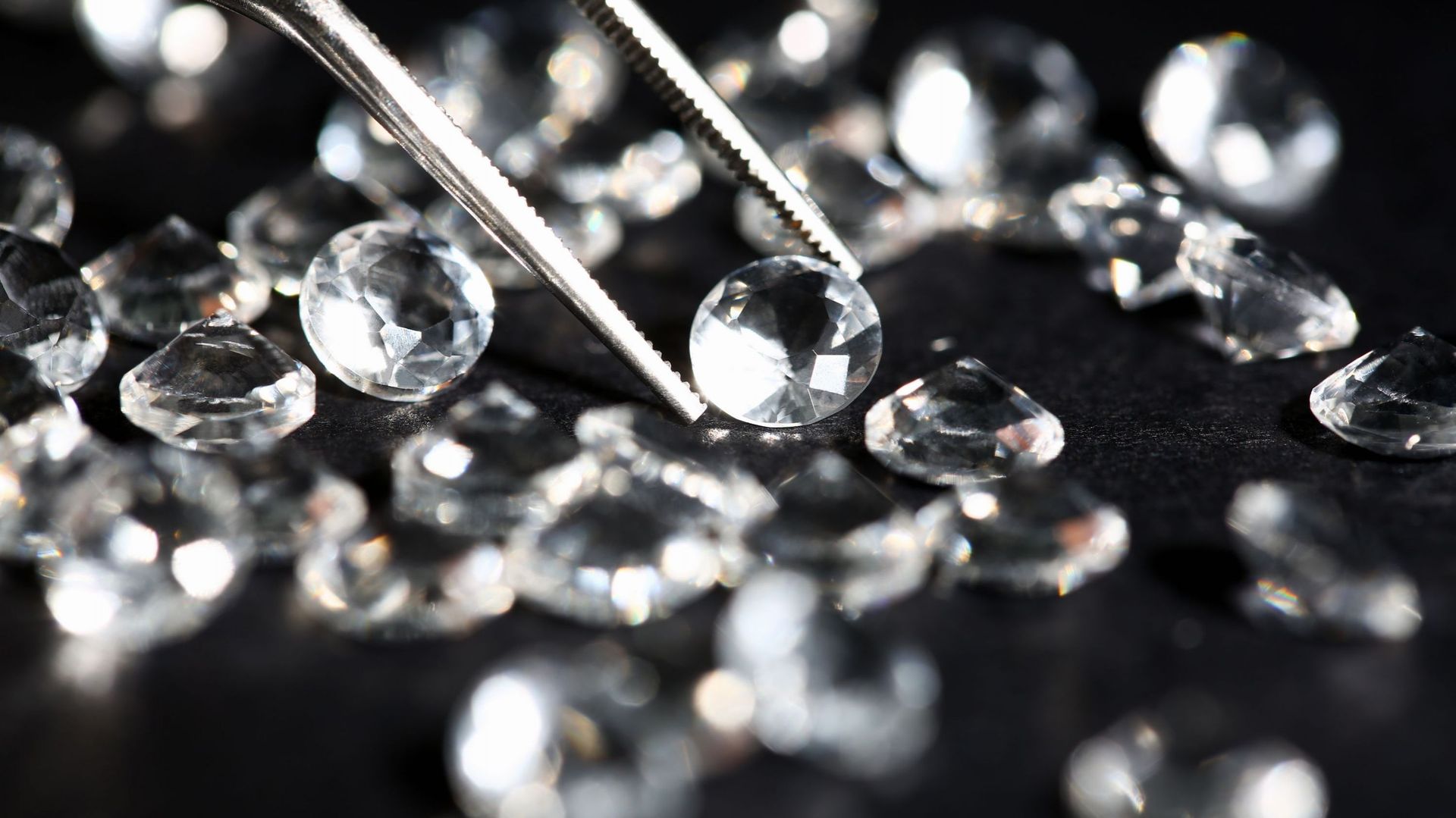 Anvers, capitale du diamant, résiste mais perd face à Dubaï et aux diamants synthétiques.