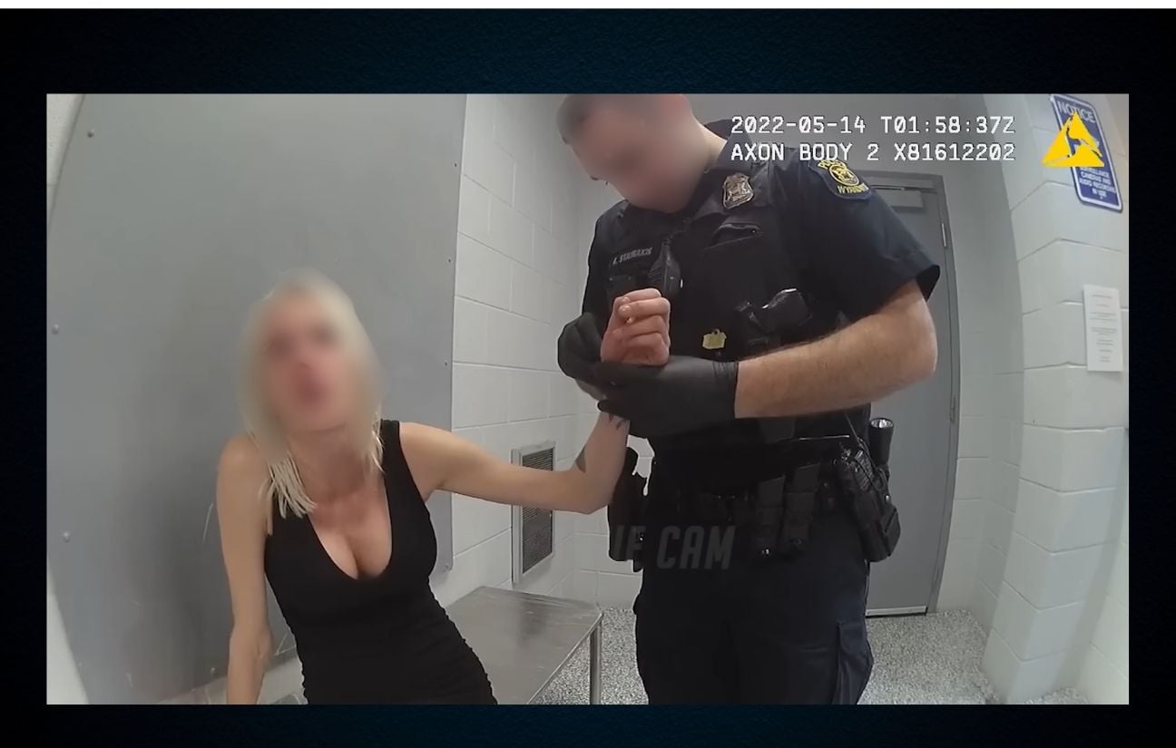 Aux États-Unis, des chaînes YouTube sexistes buzzent avec des arrestations de femmes.