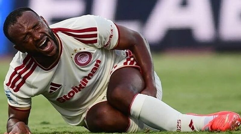 Ayoub El Kaabi se fracture en plein match avec l'Olympiakos