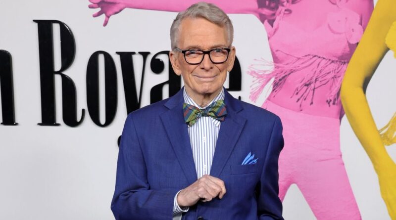 Bob Mackie, styliste légendaire de Cher, meurt à 87 ans d’une pneumonie, stars lui rendent hommage