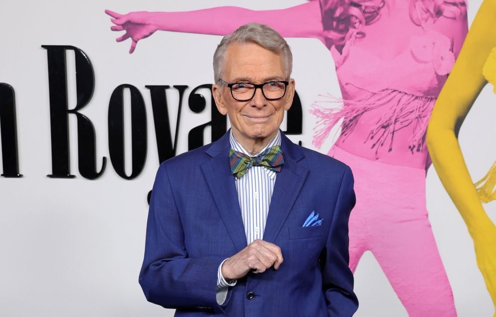 Bob Mackie, styliste légendaire de Cher, meurt à 87 ans d’une pneumonie, stars lui rendent hommage