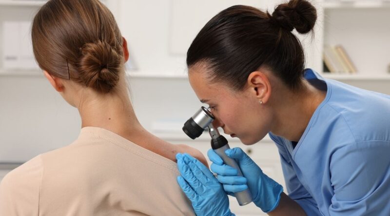 Cancer de la peau : Kinés et infirmiers peuvent repérer des lésions suspectes en l'absence de dermatos.