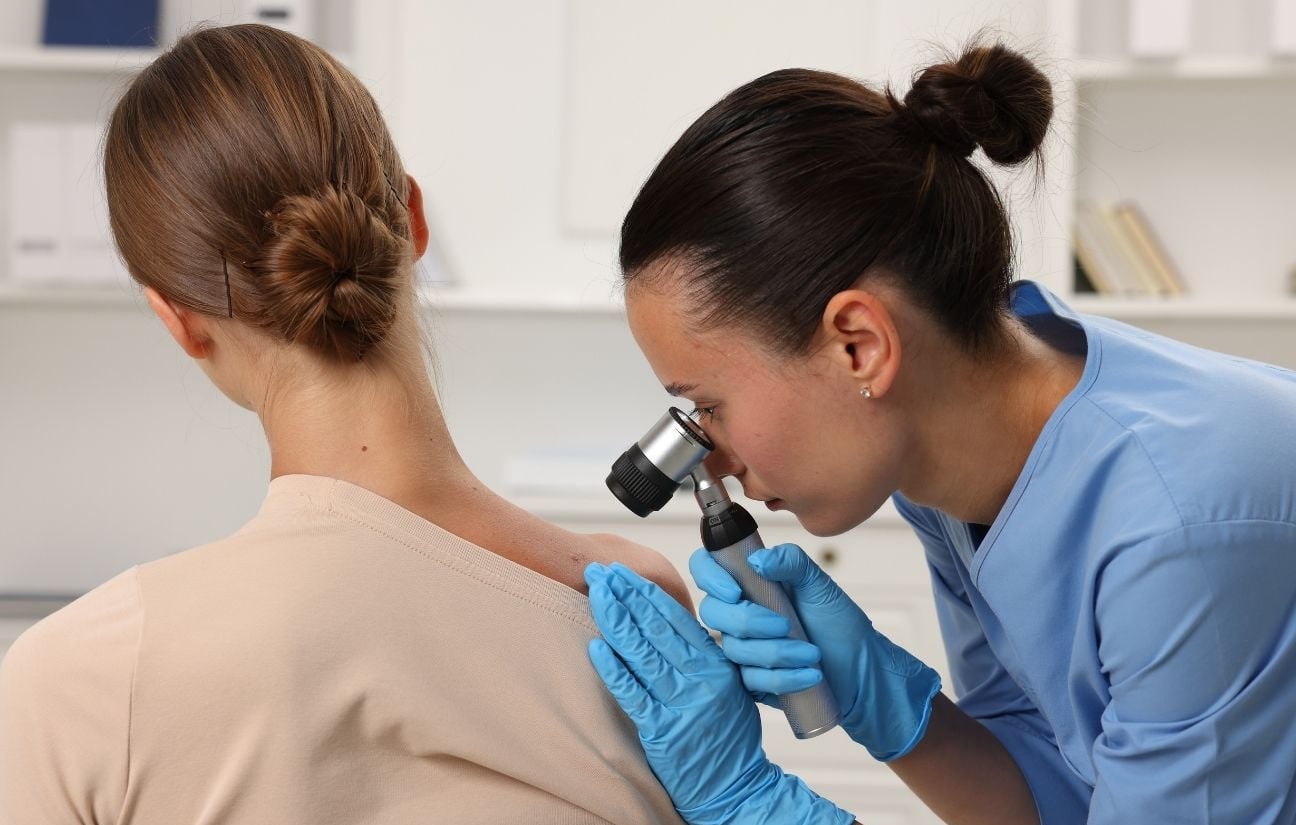 Cancer de la peau : Kinés et infirmiers peuvent repérer des lésions suspectes en l'absence de dermatos.