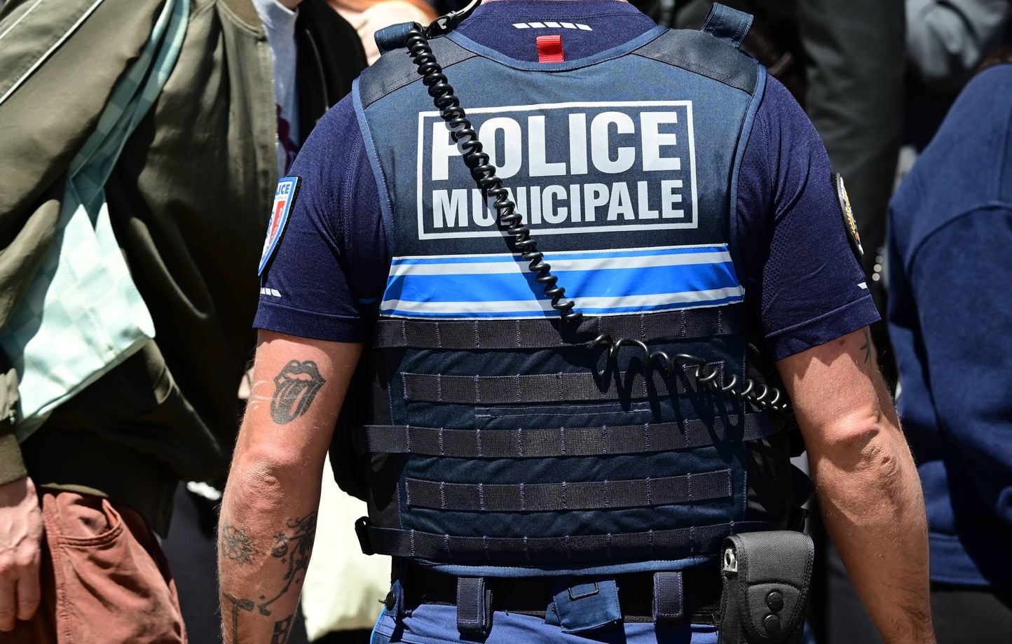 Carcassonne : Agent du RN exclu pour propos racistes, vidéo polémique des policiers municipaux.