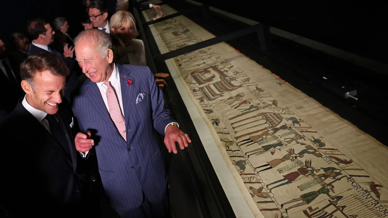 Charles III et Emmanuel Macron admirent la tapisserie de Bayeux à Londres